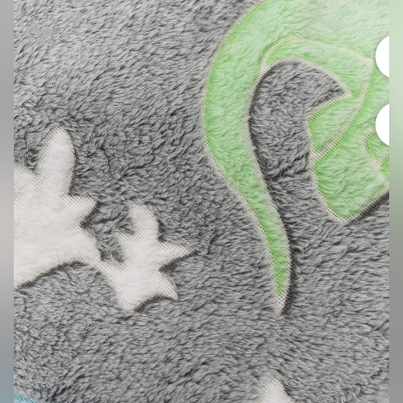 Soft & plush glow in the dark dinosaur blanket..50x60inches..(NWT) - Picture 10 of 10